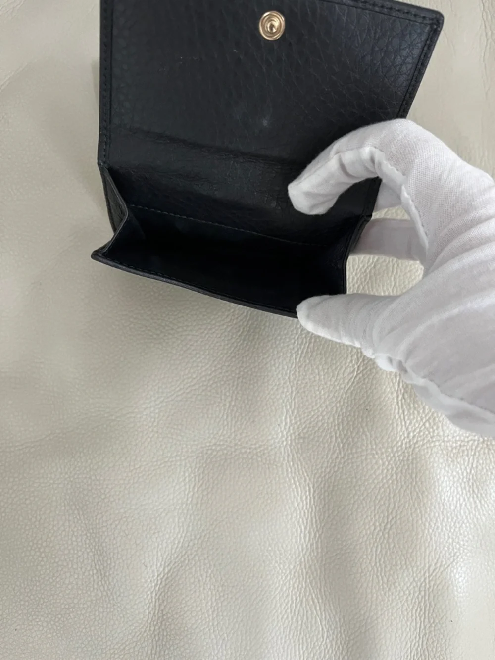 Gucci Classic Stirrup Black Leather Conpact Wallet with Gold Hardware EUC - Picture 3 of 10